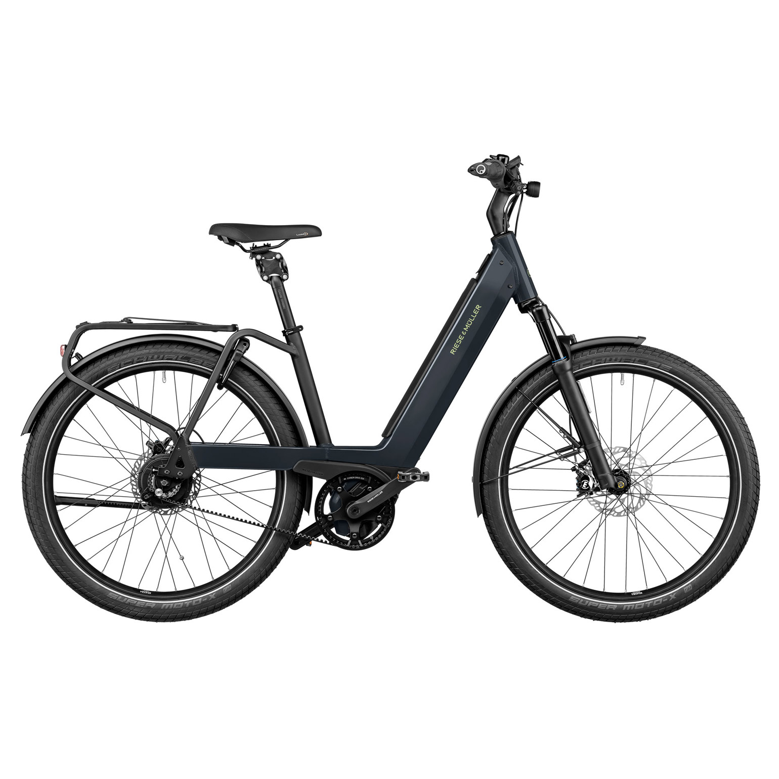 E Bike Trekking Nevo Vario Grey Metallic jetzt günstig kaufen in unserem Onlineshop. Das Nevo. Super sportlich. Super komfortabel. Die markante Formsprache mit integriertem Akku und der kraftvolle Antrieb machen das Nevo zu einem echten Alltagshelden. Es überzeugt durch hohen Fahrkomfort und bequemes Handling dank des tiefen Einstiegs.