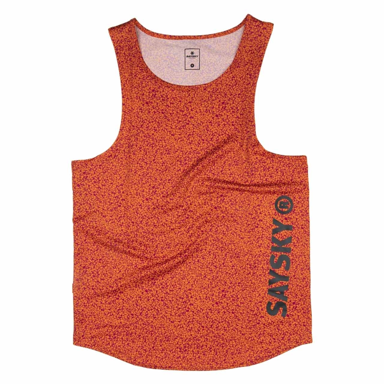 Herren Achselshirt Terrazzo Combat Singlet jetzt günstig kaufen in unserem Onlineshop. Das Saysky Terrazzo Combat Singlet ist ein Renn-Singulett mit rotem Terrazzo-Print. Es kommt mit einem Saysky-Logo auf der Vorderseite und einem gewebten Saysky-Etikett auf der Rückseite. Die Passform ist schlank und gerade für den Rennsport. Der Stoff ist superleicht und atmungsaktiv
